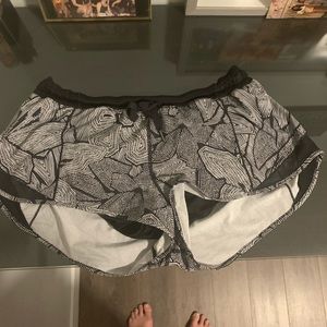 Lululemon hotty hot low rise short 2.5”